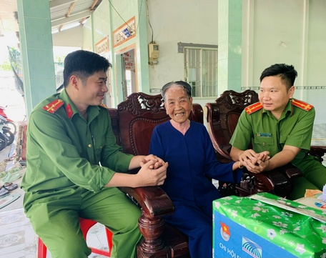 Thượng úy Nguyễn Phước Lộc (phải) luôn nhiệt huyết với các hoạt động tình nguyện của tuổi trẻ.
