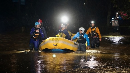 Hàng trăm gia đình tại New Zealand được sơ tán do mưa lớn, gây ngập lụt trên diện rộng. Ảnh: AP