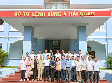 Đoàn cán bộ Đại biểu Quốc hội và Trưởng các Ban xây dựng Đảng của Tỉnh ủy Vĩnh Long qua các thời kỳ chụp ảnh lưu niệm tại Bộ Tư lệnh Vùng 4 Hải quân.