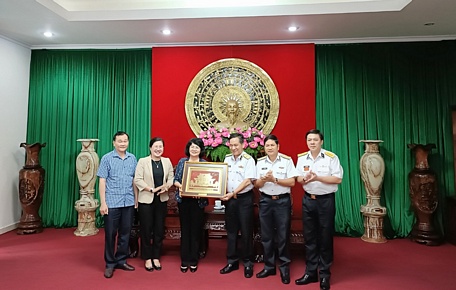 - Đại diện đoàn cán bộ tỉnh Vĩnh Long, nguyên Phó Chủ tịch nước Đặng Thị Ngọc Thịnh tặng tranh lưu niệm cho Bộ Tư lệnh Vùng 4 Hải quân.