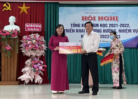 Dịp này, ngành giáo dục nhận được sự hỗ trợ của các tổ chức cá nhân cho cho năm học mới. Trong ảnh: ông Hồ Văn Huân- Chủ tịch UBMTTQ tỉnh trao bảng tượng trưng cho đại diện Sở GD-ĐT.