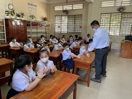Học sinh lớp 1, Trường Tiểu học Phạm Hùng trong ngày đầu nhập học được hướng dẫn rửa tay sát khuẩn.