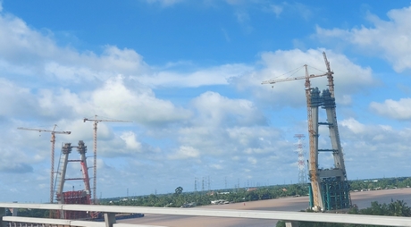 Cầu Mỹ Thuận 2 đang thi công, góc nhìn từ cầu Mỹ Thuận.