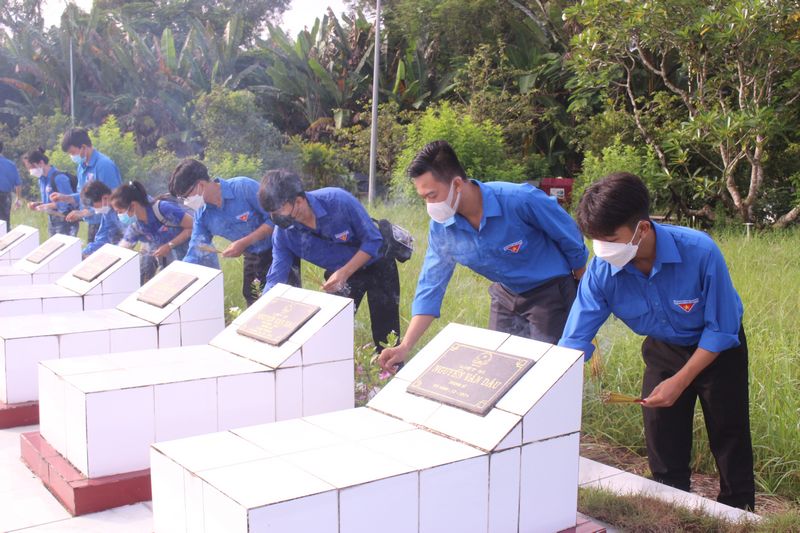 Đoàn viên thanh niên thắp hương phần mộ các anh hùng liệt sĩ