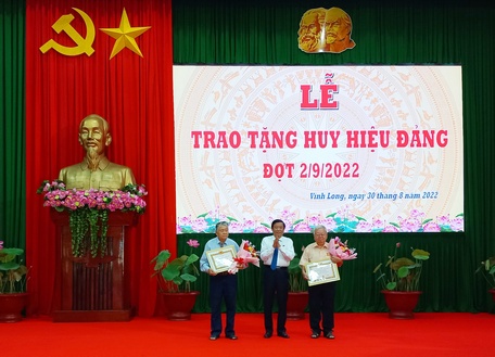 Đồng chí Bùi Văn Nghiêm trao Huy hiệu Đảng cho các đảng viên 60 năm tuổi Đảng.