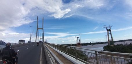 Nhìn từ cầu Mỹ Thuận, cầu Mỹ Thuận 2 trên tuyến đường cao tốc Trung Lương- Mỹ Thuận- Cần Thơ với trụ chính vượt sông đang hình thành.