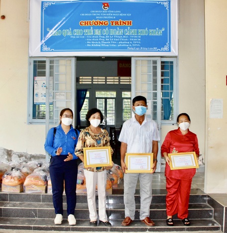 Bà Quách Thanh Vân (thứ hai từ trái) luôn tích cực đóng góp cho công tác an sinh xã hội trong tỉnh.