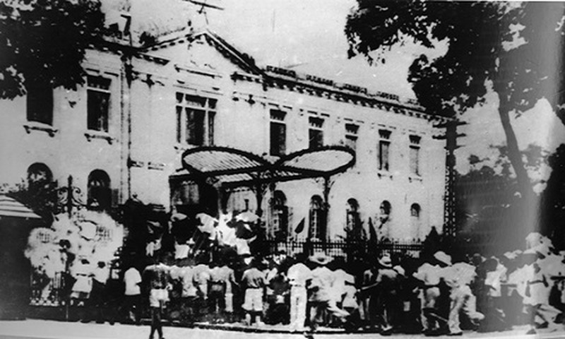 Đánh chiếm Bắc Bộ Phủ- Tổng khởi nghĩa giành chính quyền tại Hà Nội vào tháng 8/1945.  Nguồn ảnh: Tư liệu TTXVN