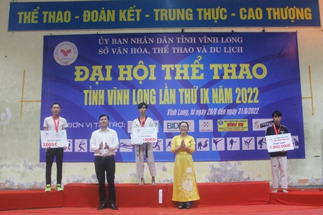  Phó Chủ tịch UBND tỉnh- Nguyễn Thị Quyên Thanh trao HC cho các VĐV xuất sắc.