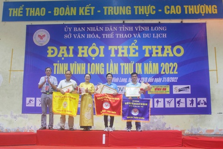 Phó Chủ tịch UBND tỉnh- Nguyễn Thị Quyên Thanh và Giám đốc Sở Văn hóa, Thể thao và Du lịch Phan Văn Giàu trao cờ, bằng khen cho các đơn vị hạng nhất, nhì, ba.