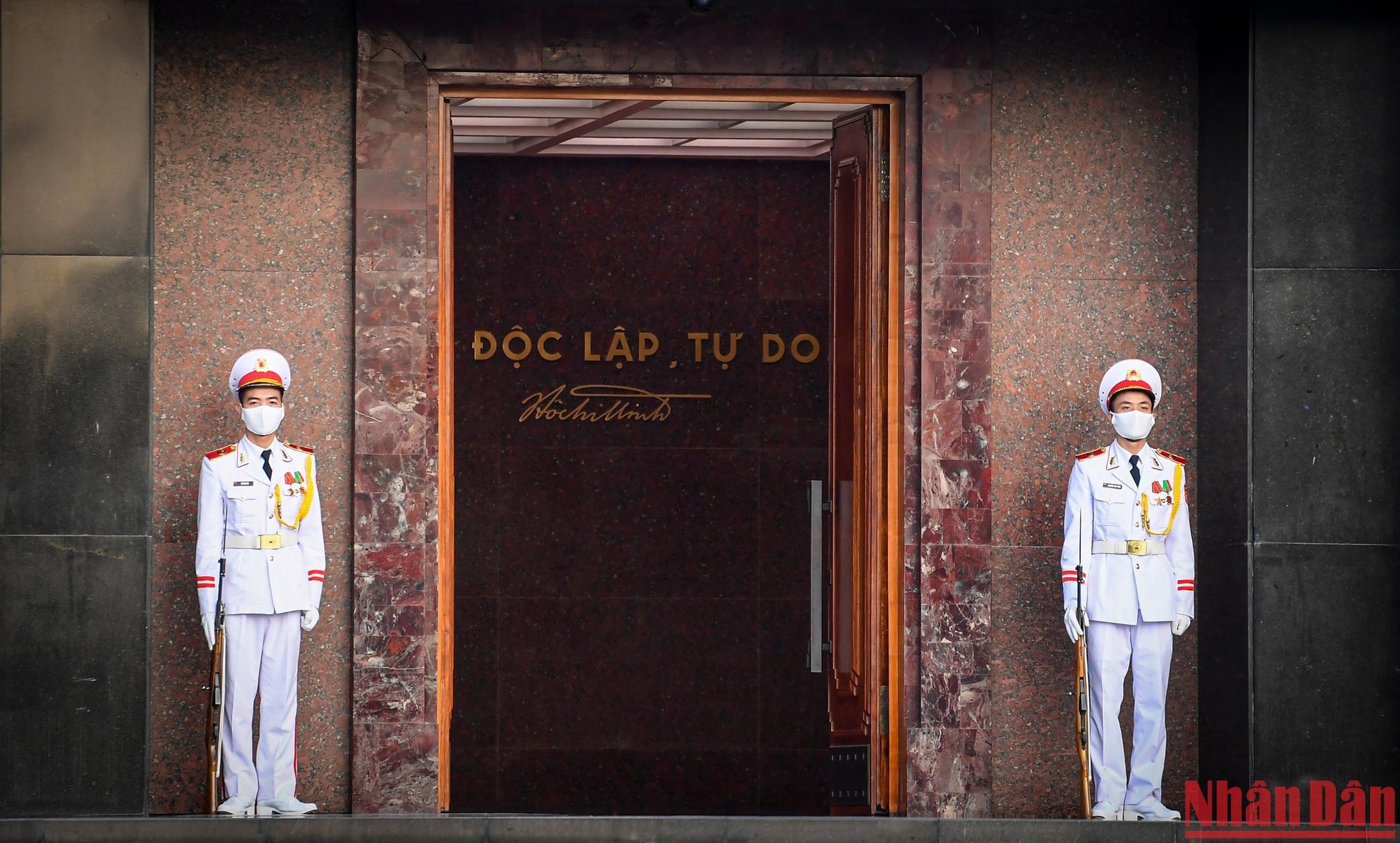 Khoảng 5 giờ 40 phút, khi các chiến sĩ tiêu binh chuẩn thực hiện nghi lễ là lúc cửa Lăng Chủ tịch Hồ Chí Minh được mở ra.