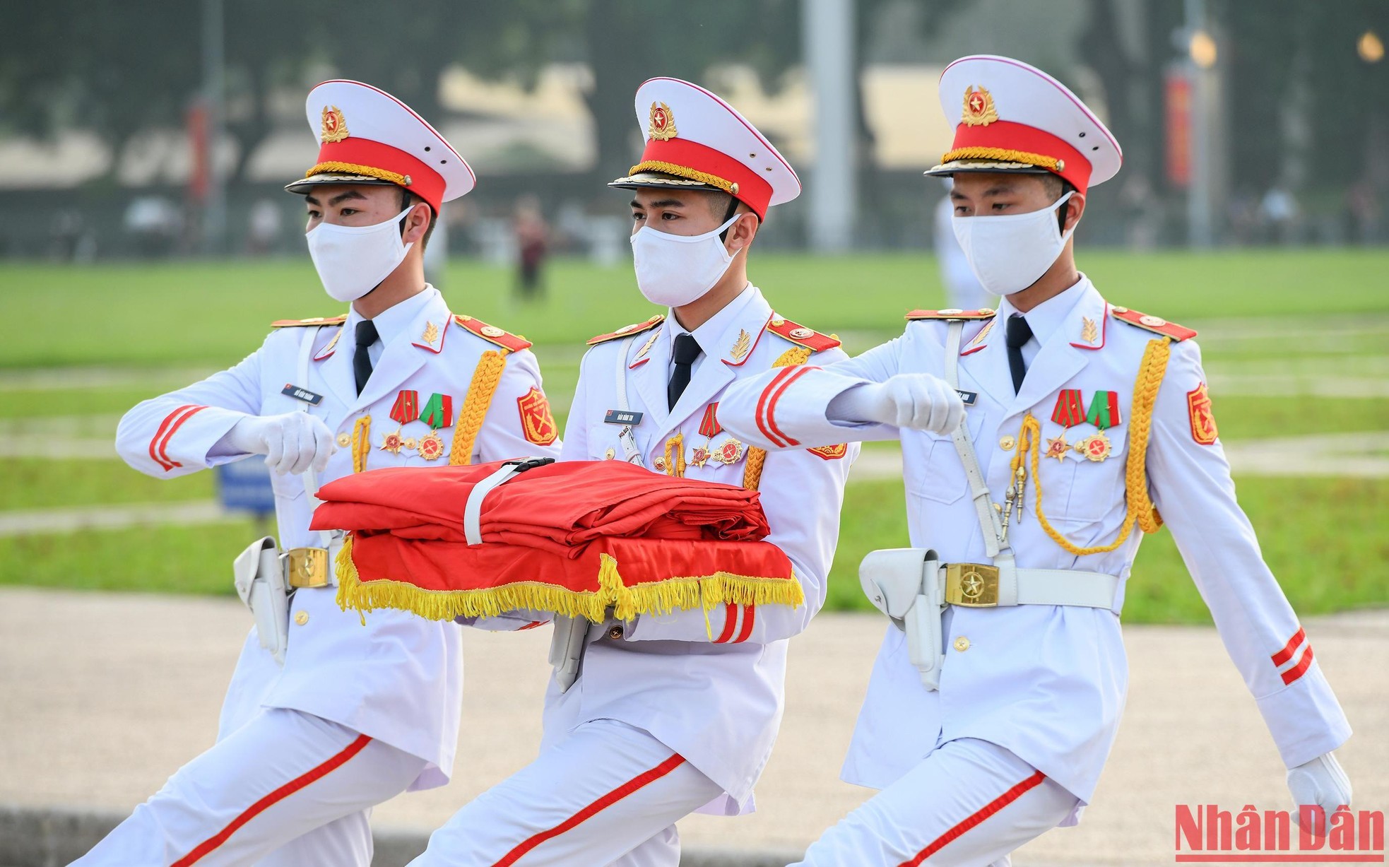 Các chiến sĩ mang Quốc kỳ tiến về phía cột cờ chuẩn bị thực hiện nghi lễ.