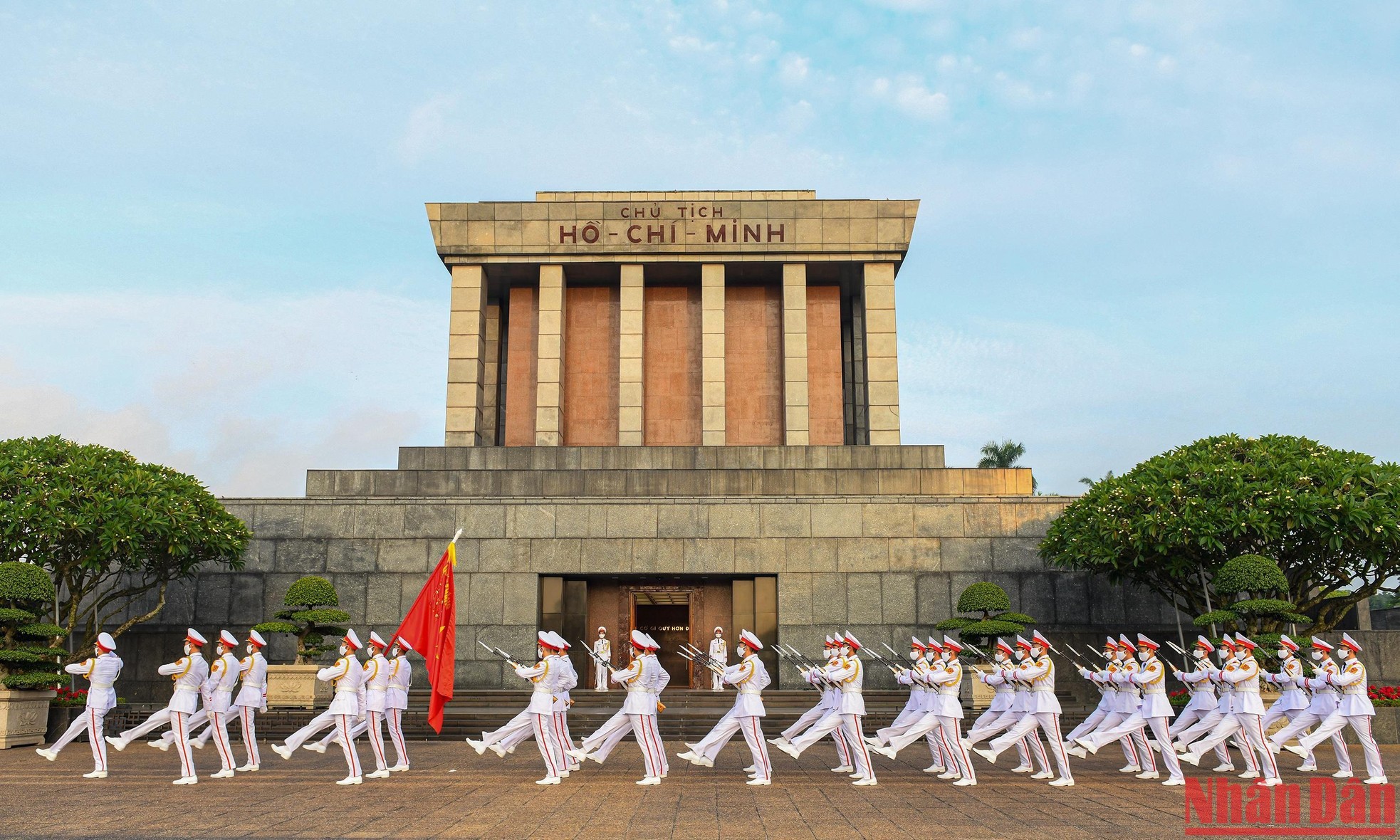 Đội tiêu binh danh dự duyệt đội ngũ qua trước Lăng Chủ tịch Hồ Chí Minh.