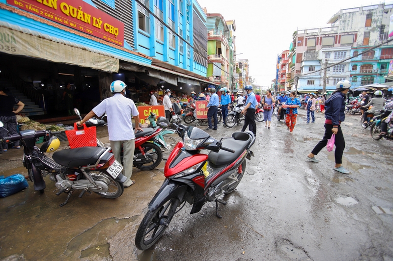 Đoàn công tác liên ngành tiến hành xử lý tình trạng lấn chiếm tại chợ Vĩnh Long.