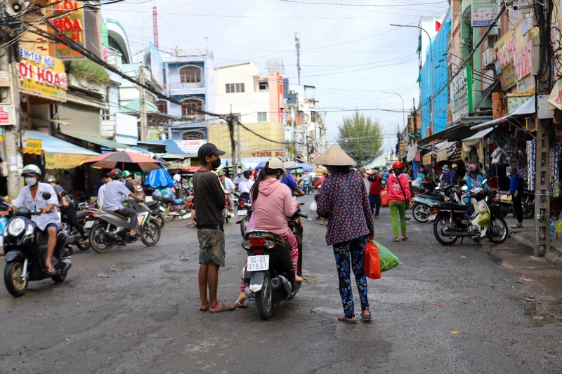  Nhiều người đi chợ dừng xe giữa đường mua hàng rong.