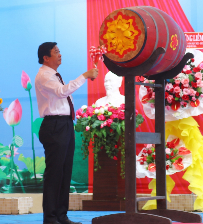 Bí thư Tỉnh ủy- Bùi Văn Nghiêm đánh trống khai giảng năm học mới tại Trường THPT Võ Văn Kiệt (Vũng Liêm).
