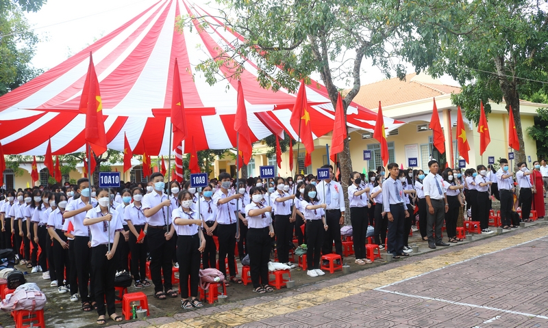 Không khí khai giảng tại Trường THPT Võ Văn Kiệt.