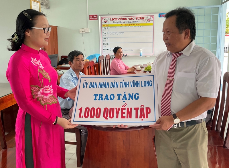 Bà Nguyễn Thị Quyên Thanh- Phó Chủ tịch UBND tỉnh tặng 1.000 quyển tập cho học sinh Trường Tiểu học Tường Lộc A (Tam Bình).