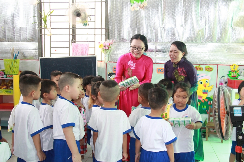 Phó Chủ tịch UBND tỉnh- Nguyễn Thị Quyên Thanh tặng sữa cho các bé Trường mầm non Trà Côn (Trà Ôn)- trường có đến 5 điểm lẻ, với 454 học sinh; trong đó có khoảng 150 em là người dân tộc Khmer.