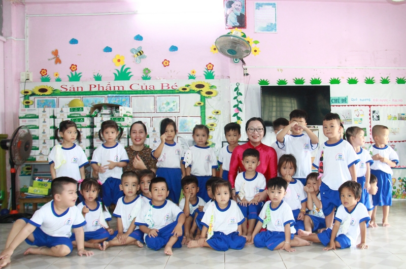 Phó Chủ tịch UBND tỉnh- Nguyễn Thị Quyên Thanh tặng sữa cho các bé Trường mầm non Trà Côn (Trà Ôn)- trường có đến 5 điểm lẻ, với 454 học sinh; trong đó có khoảng 150 em là người dân tộc Khmer.