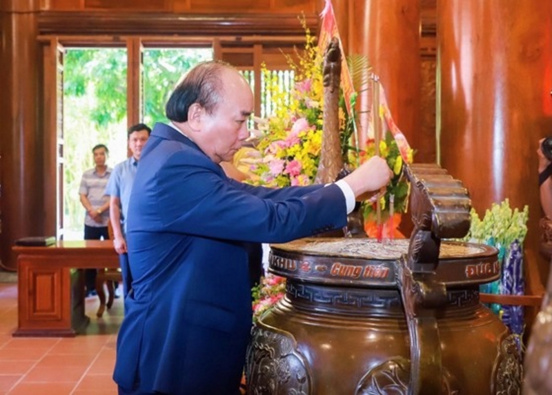 Chủ tịch nước Nguyễn Xuân Phúc dâng hương tưởng niệm Chủ tịch Hồ Chí Minh. Ảnh: QUẾ SƠN
