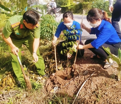 Tuổi trẻ tham gia trồng cây xanh bảo vệ môi trường.
