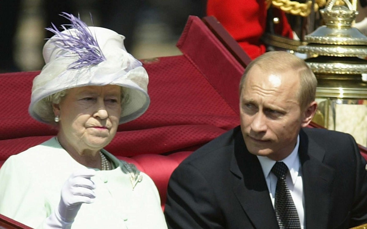 Tổng thống Nga Putin và Nữ hoàng Anh Elizabeth II trong một sự kiện vào năm 2003. Ảnh: Getty.