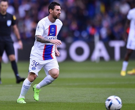 Messi lùi sâu làm bóng cho Neymar và Mbappe ghi bàn, nhưng 2 đàn em lại luôn hục hặc nhau.Ảnh: AFP