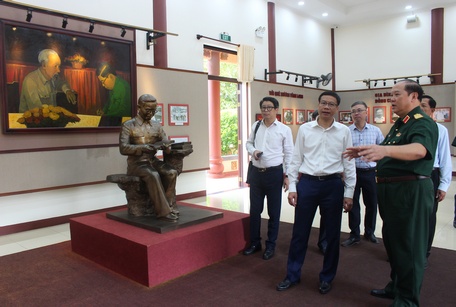 Những người con trên khắp đất nước về thăm Khu lưu niệm Giáo sư, Viện sĩ Trần Đại Nghĩa.