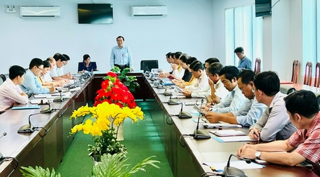 Ông Nguyễn Minh Dũng- Phó Chủ tịch Thường trực HĐND tỉnh lưu ý một số vấn đề cần quan tâm tại buổi làm việc với Sở Kế hoạch và Đầu tư.