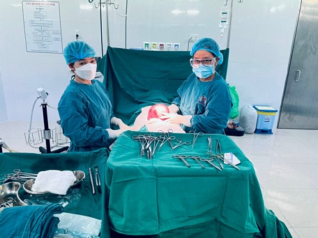 Ê kíp bác sĩ Bệnh viện Đa khoa tư nhân Triều An- Loan Trâm phẫu thuật cắt bỏ khối u nặng hơn 2kg trên bệnh nhân bị đa u xơ tử cung to.