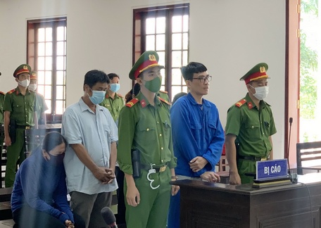Bị cáo Nguyễn Phước Tân (thứ 2 từ phải sang) giữ vai trò chính trong vụ án.