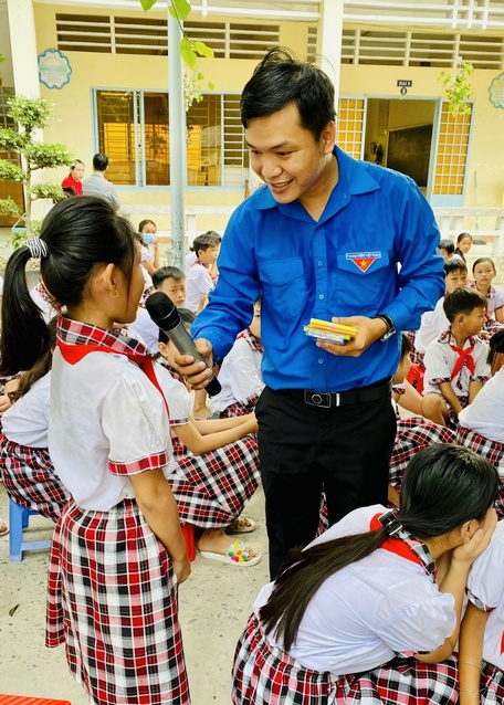 Phụ trách công tác Đội, anh Lộc đã tham mưu, phối hợp tổ chức các phong trào tạo sân chơi bổ ích, lành mạnh cho các em học sinh, đội viên.