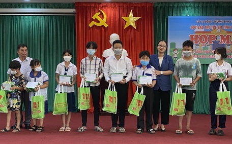 Bà Nguyễn Thị Quyên Thanh- Phó Chủ tịch UBND tỉnh trao quà cho trẻ em mồ côi.