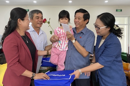 Bí thư Tỉnh ủy- Bùi Văn Nghiêm dự họp mặt và trao tặng quà cho trẻ em mồ côi dịp năm học mới.
