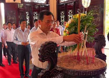 Đồng chí Nguyễn Mạnh Hùng- Bộ trưởng Bộ Thông tin và Truyền thông dâng hương tại Khu lưu niệm Chủ tịch HĐBT Phạm Hùng.