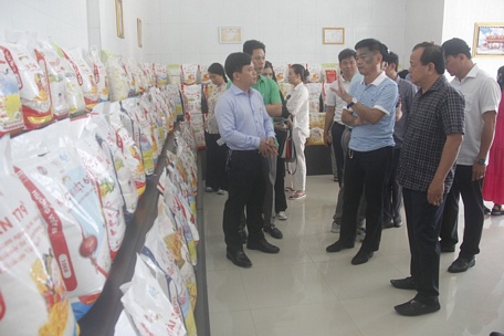 Các doanh nghiệp tìm hiểu về hoạt động, cơ hội hợp tác trong thời gian tới tại Công ty TNHH sản xuất thương mại Phước Thành IV.