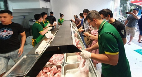 Ngày 17/9, đông đảo khách hàng chọn mua thịt heo ăn chuối tại cửa hàng Bapi Food đầu tiên ở TP.HCM - Ảnh: N.T.