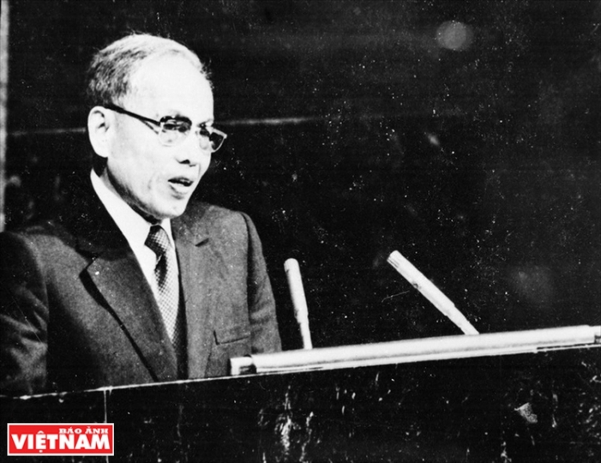 Bộ trưởng Ngoại giao Nguyễn Duy Trinh phát biểu tại Kỳ họp thứ 32 của Đại hội đồng LHQ tại New York ngày 20/9/1977. Kỳ họp đã thông qua nghị quyết công nhận Việt Nam là thành viên của LHQ. Ảnh: TTXVN