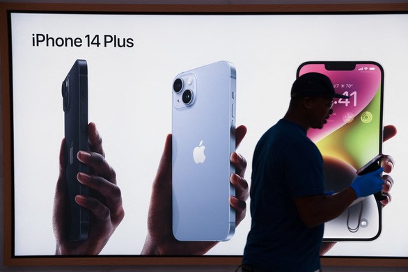 Biển quảng cáo ở cửa hàng Apple về iPhone 14 ở Manhattan, New York, Mỹ - Ảnh: REUTERS