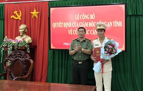 Trao quyết định điều động, bổ nhiệm đối với Trung tá Nguyễn Hữu Thịnh.