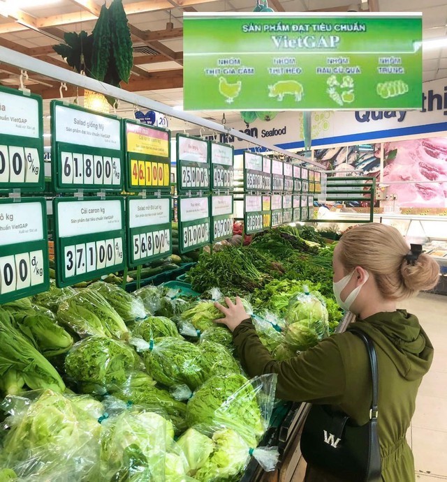 Các siêu thị Co.opmart kiểm tra chặt chẽ để bảo đảm hàng hóa đúng chất lượng đến tay người tiêu dùng - Ảnh: VGP/PD