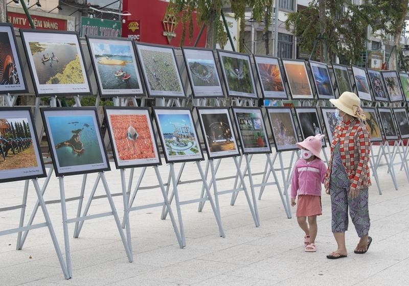 Người dân xem trưng bày ảnh nghệ thuật tại Lễ hội truyền thống Anh hùng dân tộc Nguyễn Trung Trực, ngày 21/9.