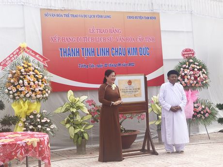 Trưởng Ban Tuyên giáo Tỉnh ủy- Nguyễn Thị Minh Trang trao bằng xếp hạng di tích.
