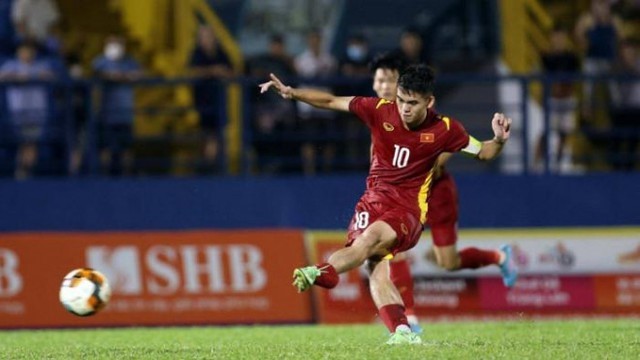 Khuất Văn Khang, sau khi tham dự các giải đấu U19 Đông Nam Á, vòng loại U20 châu Á, đã ghi được bàn thắng đầu tiên trong trận đấu đầu tiên khoác áo Đội tuyển Việt Nam.