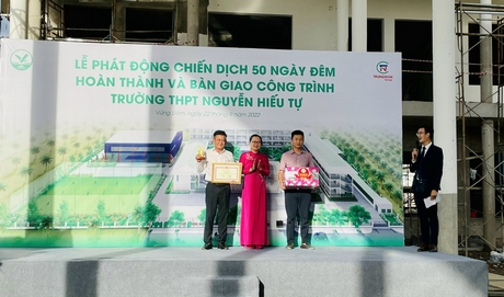 Phó Chủ tịch UBND tỉnh- Nguyễn Thị Quyên Thanh tặng bằng khen của UBND tỉnh cho Tập đoàn đoàn Trung Nam