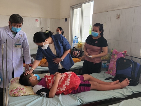 Phó Chủ tịch UBND tỉnh- Nguyễn Thị Quyên Thanh thăm hỏi sức khỏe bệnh nhi mắc sốt xuất huyết.