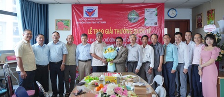Đại diện Hiệp hội sáng tạo và Sở hữu trí tuệ thế giới tại Việt Nam trao HCV cho ông Đặng Hoàng Sơn.