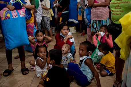 Trẻ em trú ẩn tại trung tâm sơ tán ở Manila - Ảnh: REUTERS