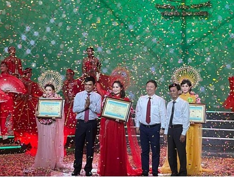  Thí sinh Dương Thị Diễm (giữa) trong giây phút đăng quang giải Chuông vàng vọng cổ năm 2022